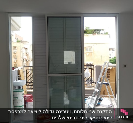 דלת אלומיניום עם תריסים וחלון זכוכית